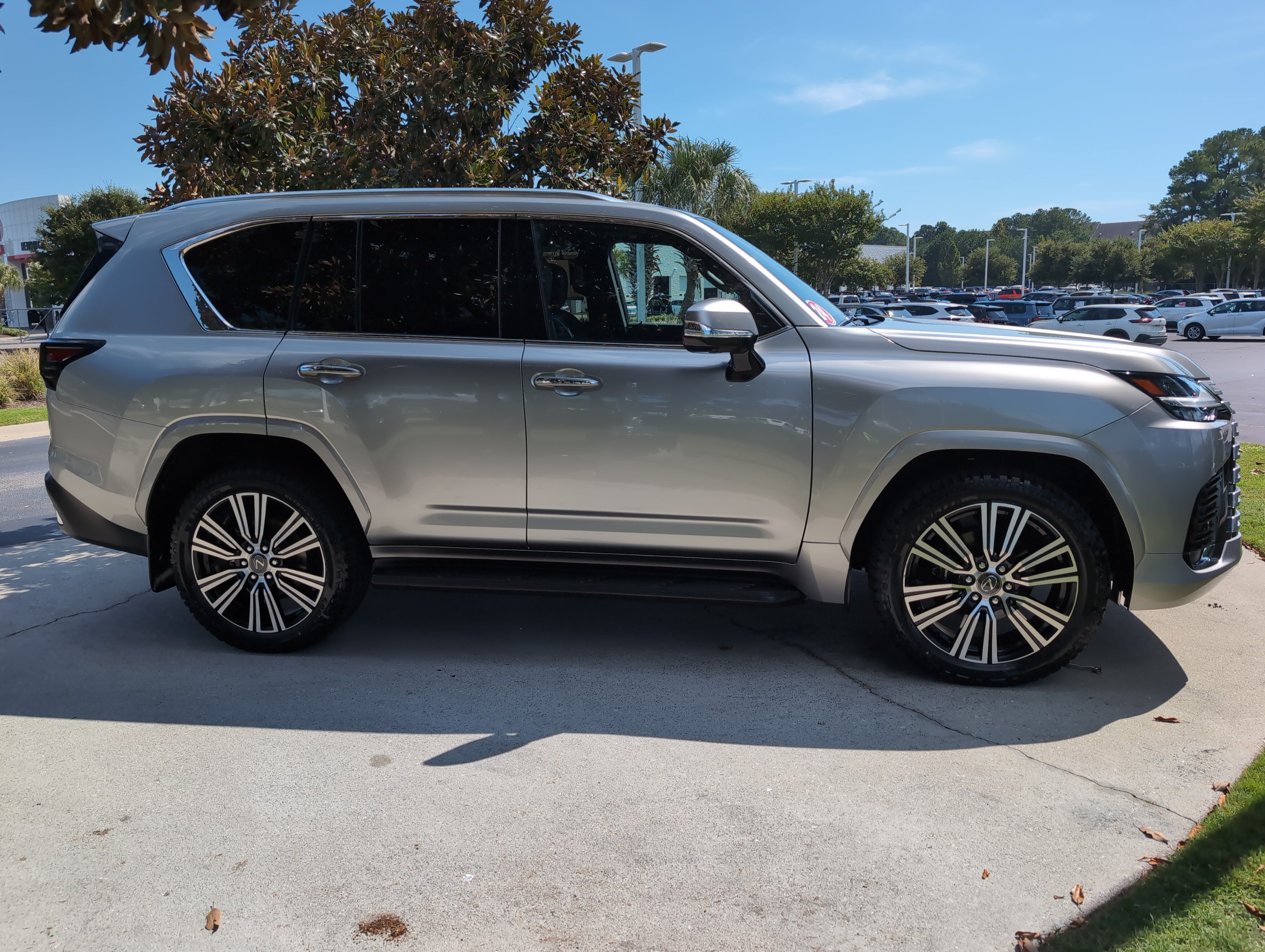 Used 2024 Lexus LX 600 4WD w/ Luxury Package image 11