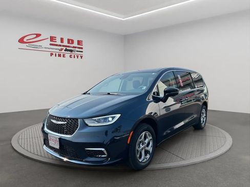 Used 2024 Chrysler Pacifica Limited AWD/4WD image 1