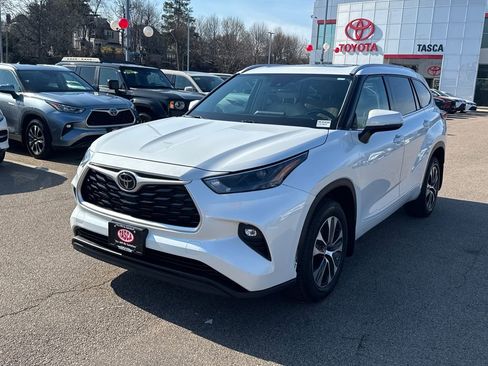Used 2022 Toyota Highlander XLE image 3