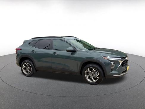 Used 2025 Chevrolet Trax LT FWD image 2