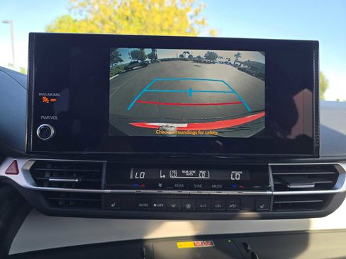 Used 2025 Toyota Sienna XLE image 28