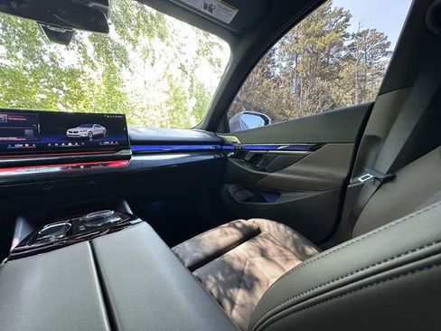 Used 2024 BMW i5 eDrive40i w/ M Sport Package RWD image 11