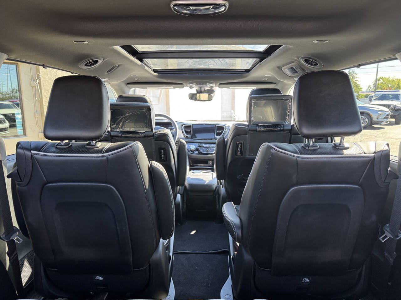 Used 2023 Chrysler Pacifica Limited w/ Uconnect Theater Family Group FWD image 22