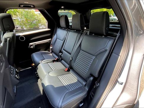 New 2025 Land Rover Discovery Dynamic SE image 12