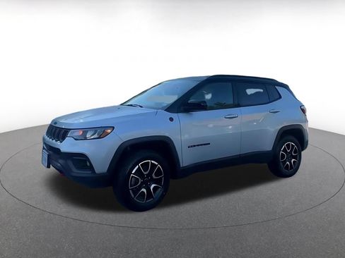 Used 2025 Jeep Compass Trailhawk AWD/4WD image 7