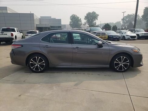 Used 2018 Toyota Camry SE FWD image 3