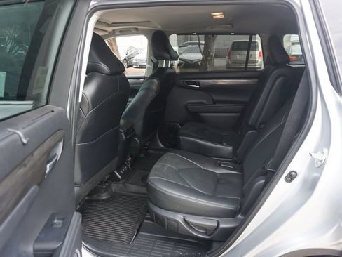 Used 2024 Toyota Highlander Limited AWD/4WD image 16