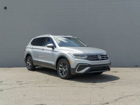 Used 2023 Volkswagen Tiguan SE w/ Panoramic Sunroof Package AWD/4WD image 9