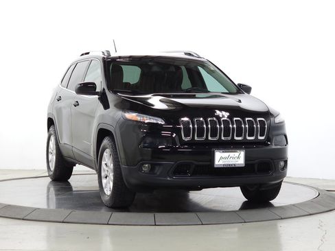 Used 2018 Jeep Cherokee Latitude Plus w/ Cold Weather Group AWD/4WD image 1