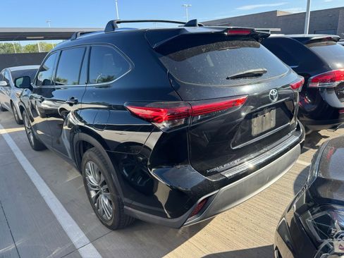 Used 2020 Toyota Highlander Platinum FWD image 3
