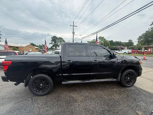Used 2018 Nissan Titan SV w/ SV Convenience Package RWD image 18