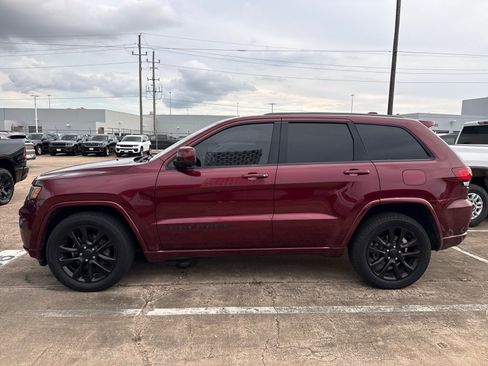 Used 2017 Jeep Grand Cherokee Altitude AWD/4WD image 5
