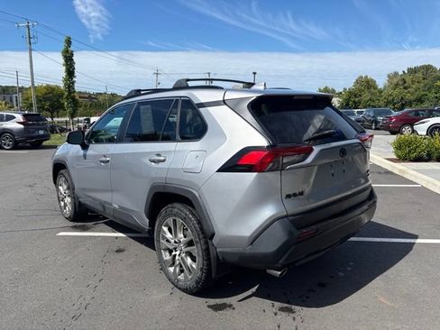 Used 2019 Toyota RAV4 XLE Premium AWD/4WD image 8