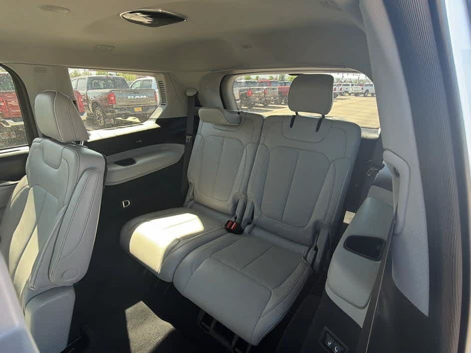 Used 2023 Jeep Grand Cherokee L Overland w/ Advanced Protech Group III AWD/4WD image 27
