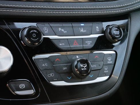 Used 2024 Chrysler Pacifica Touring-L w/ Uconnect Theater Family Group image 23