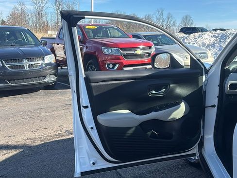 Used 2025 Honda HR-V LX image 11