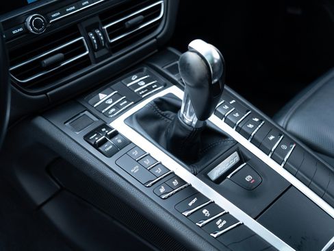 Certified 2021 Porsche Macan image 28