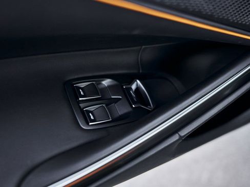 Used 2025 McLaren Artura Spider RWD image 32