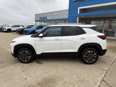 Used 2024 Chevrolet TrailBlazer LT w/ LT Cold Weather Package image 2