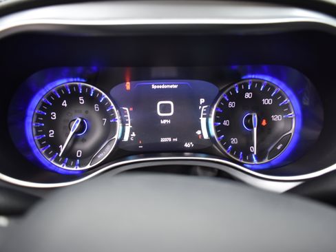 Used 2025 Chrysler Pacifica Limited image 17