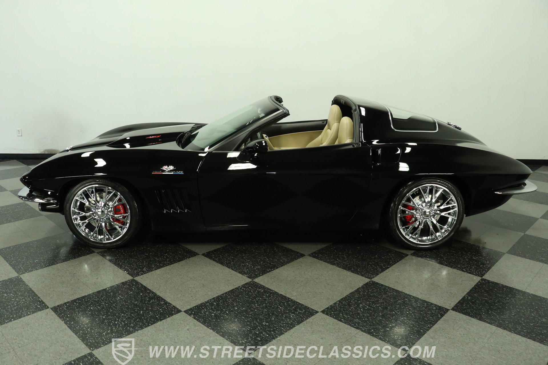 Used 2005 Chevrolet Corvette Coupe w/ Preferred Equipment Group RWD image 2