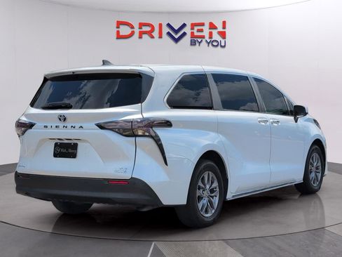 Used 2024 Toyota Sienna XLE FWD image 5