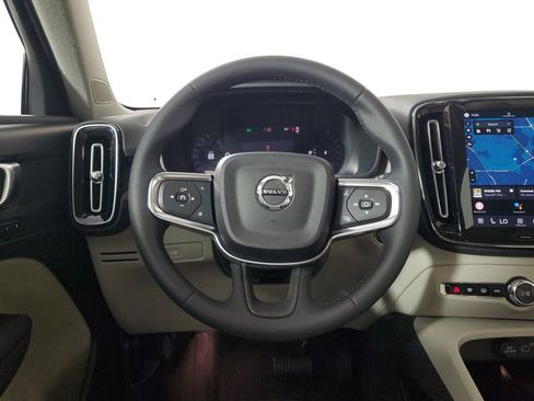 Certified 2025 Volvo XC40 B5 Plus AWD/4WD image 18