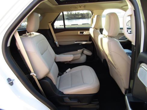 Used 2024 Ford Explorer Limited w/ Limited Technology Package image 32