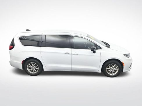 Used 2025 Chrysler Pacifica Select FWD image 27