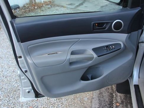 Used 2013 Toyota Tacoma 4x4 Access Cab image 10