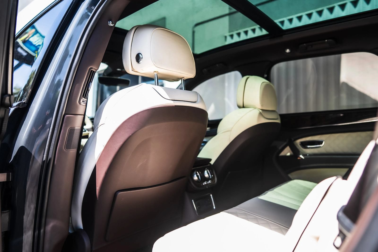 Used 2018 Bentley Bentayga AWD/4WD image 19
