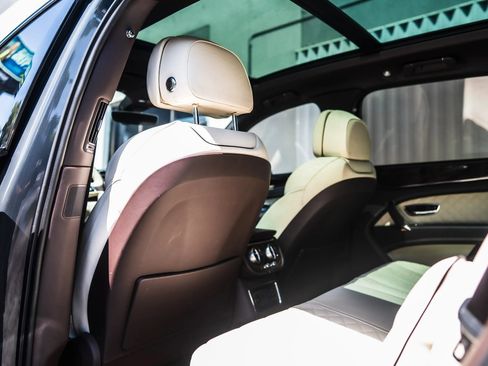 Used 2018 Bentley Bentayga AWD/4WD image 19
