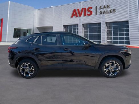 Used 2025 Chevrolet Trax LT w/ LT Convenience Package image 5