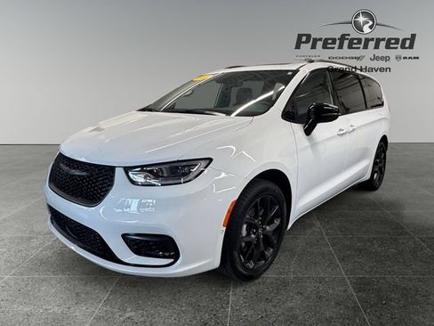 Used 2025 Chrysler Pacifica Limited AWD/4WD image 11