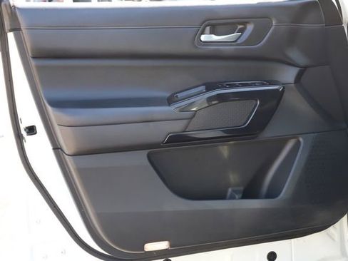 Used 2022 Nissan Pathfinder SV image 16