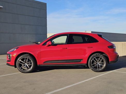 Certified 2025 Porsche Macan image 2