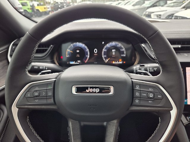 New 2026 Jeep Grand Cherokee Limited w/ Luxury Tech Group II RWD image 28