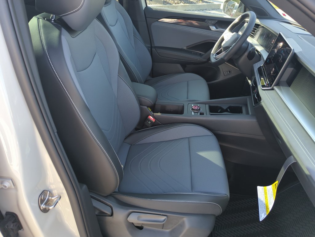 New 2026 Volkswagen Tiguan SE R-Line FWD image 38
