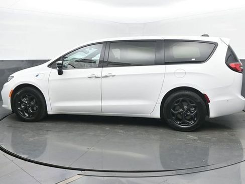 Used 2024 Chrysler Pacifica Limited FWD image 3