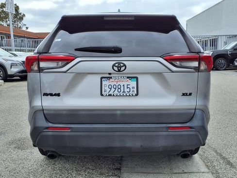 Used 2021 Toyota RAV4 XLE Premium w/ Carpet Mat Package (TMS) FWD image 21