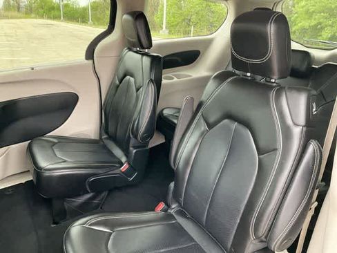 Used 2023 Chrysler Pacifica Touring-L image 16