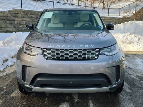 Used 2025 Land Rover Discovery S image 8