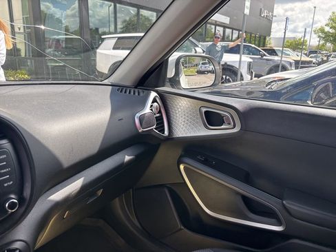 Used 2022 Kia Soul LX FWD image 2