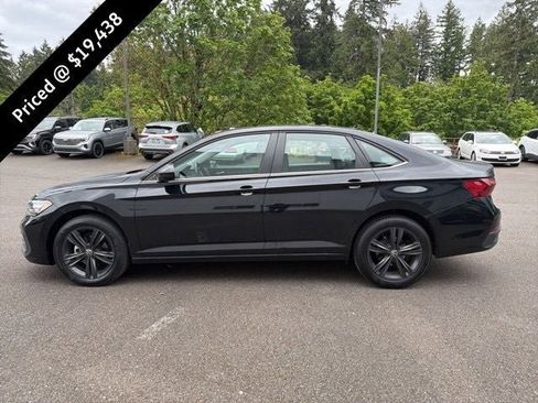 Certified 2023 Volkswagen Jetta SE w/ Panoramic Sunroof Package FWD image 3