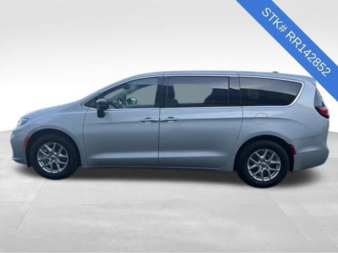Used 2024 Chrysler Pacifica Touring-L image 4