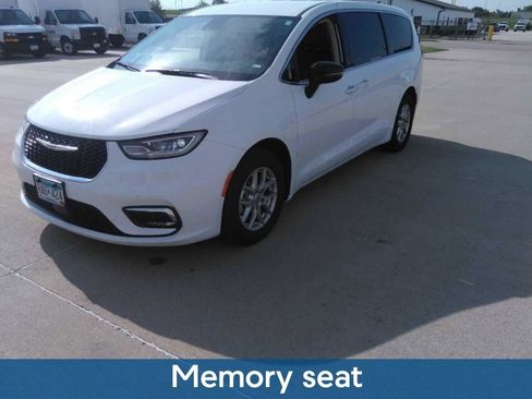 Used 2024 Chrysler Pacifica Touring-L FWD image 13