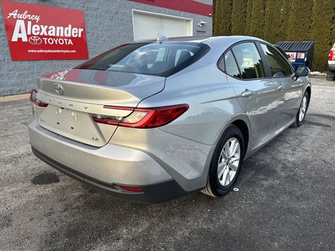 Used 2025 Toyota Camry LE image 3