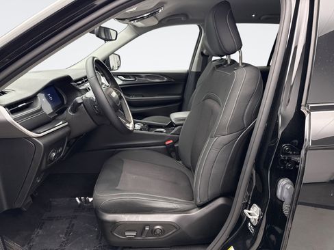 Used 2022 Jeep Grand Cherokee Laredo w/ Luxury Tech Group I image 11