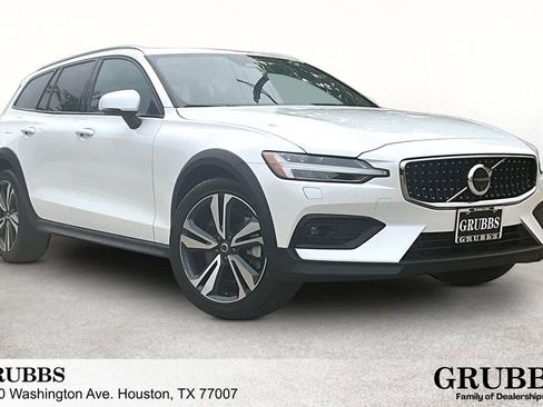 Used 2025 Volvo V60 B5 Cross Country Plus AWD/4WD image 1