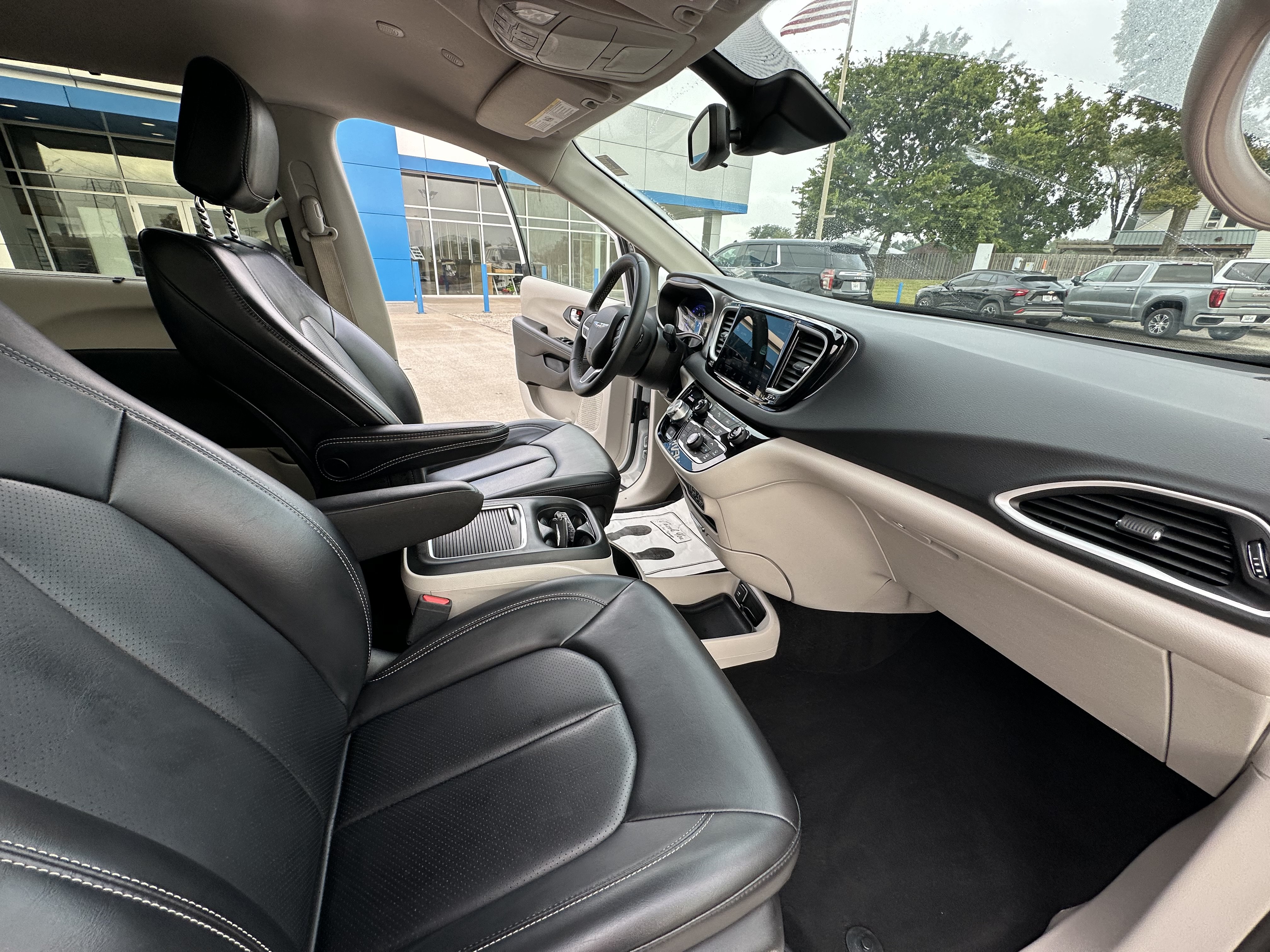 Used 2023 Chrysler Pacifica Touring-L FWD image 39
